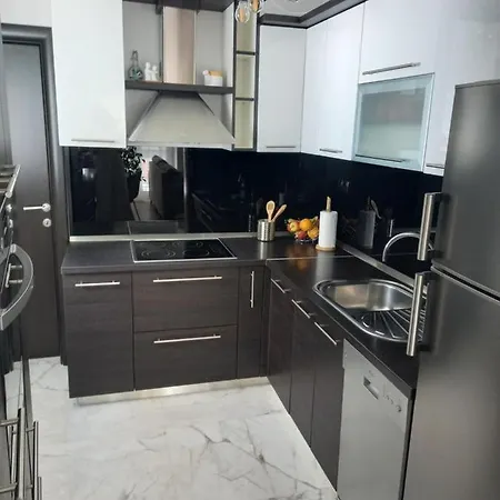 Luxe Leo Apartment